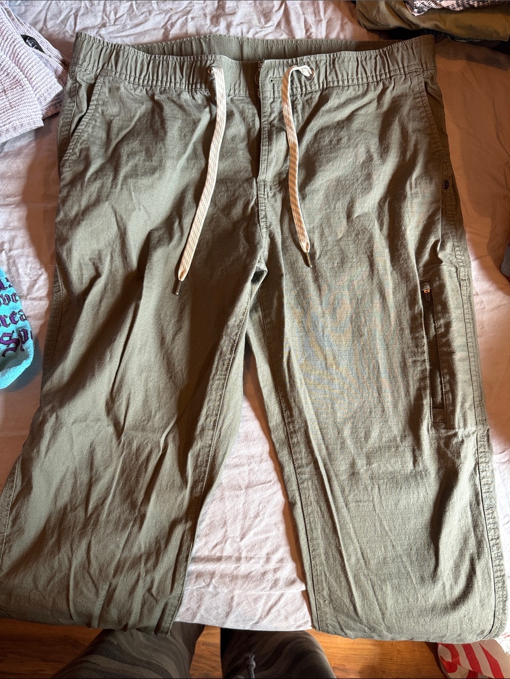 Vuori Olive Elastic Waist Drawstring Pants